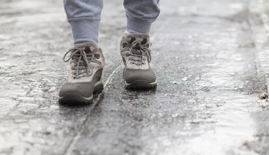 chlorek magnezu na lód skuteczny środek do usuwania śniegu i lodu